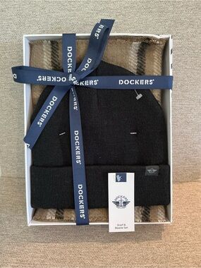 847 NWT Dockers Men’s Black Beanie & Scarf Gift Set